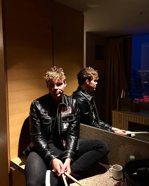 You don't have to spend your life with me
 You don't have to waste your energy
 We can just be rockin'