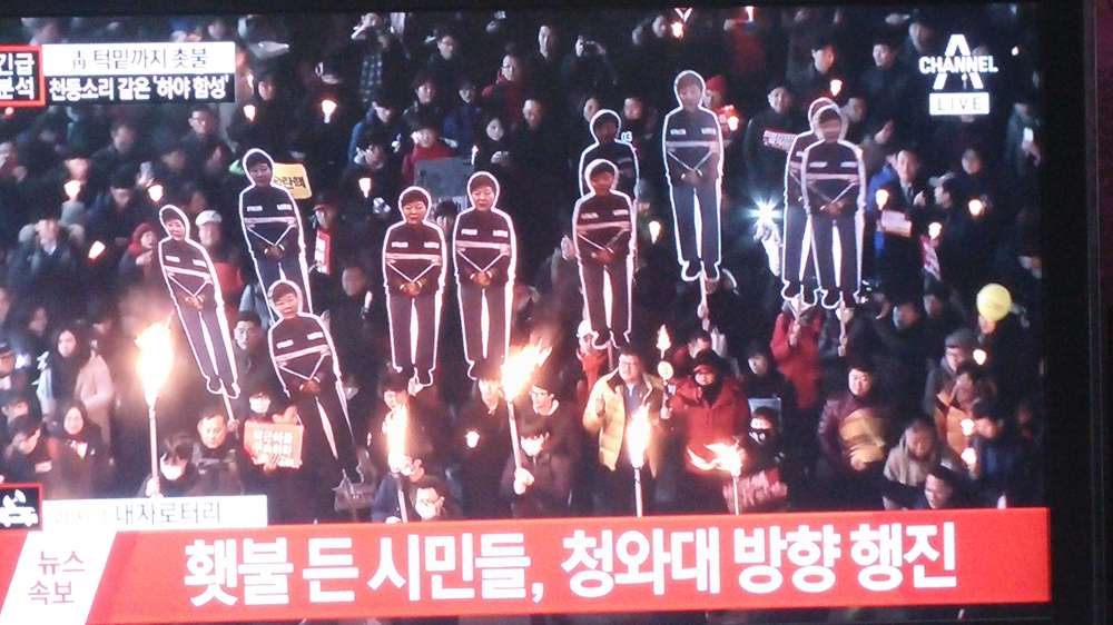 bdecem52's tweet photo. 이게 나라냐
이문열님 말데루 아리랑 축제가 아니냐
어제 서울을 김정은이 싹 쓸어 버린다고 해도
김정은 찬양하며 광란의 햇불들고 
청와대로 진격한다
경찰도 없고 검찰도 없고 무법천지 아니냐
이게 나라냐 https://t.co/uhPViVzMvG