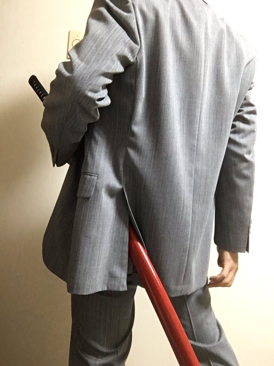 まこ立会人 シルバーのスーツはサイドベンツです スーツの切れ込みが左右にあるの 帯刀に最適だネ