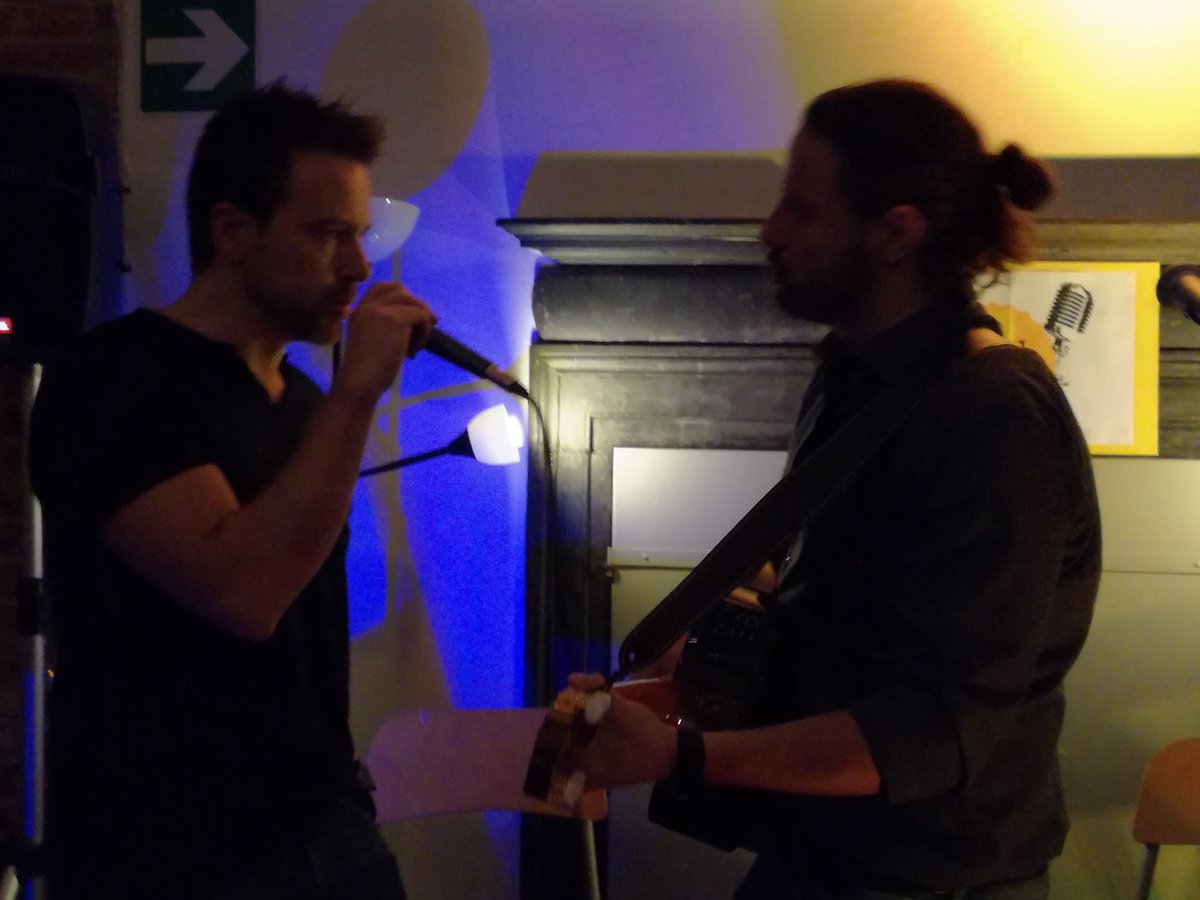 SuLaTestaFest's tweet photo. Non avete vissuto se non avete vissuto il #dopofestival di #slt2016 e la chitarra di @albertoli1980 https://t.co/MkNorWxzGY