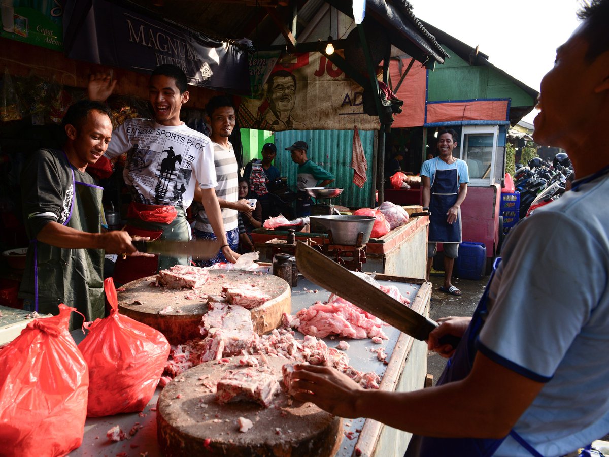 F Y Reza Travilla_Kesetiakawanan: Keindahan Persahabatan_Pasar Kranji Baru_Umum_Jakarta #Setiakawan2016 #fotomenembusbatas <a href="/foto_setiakawan/">#SetiaKawan</a>