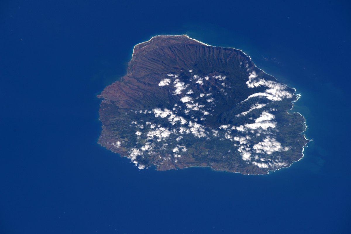 astro_kimbrough's tweet photo. Aloha Kaua'i #Hawaii.  Looking great from @Space_Station! https://t.co/jQPBk9ik90