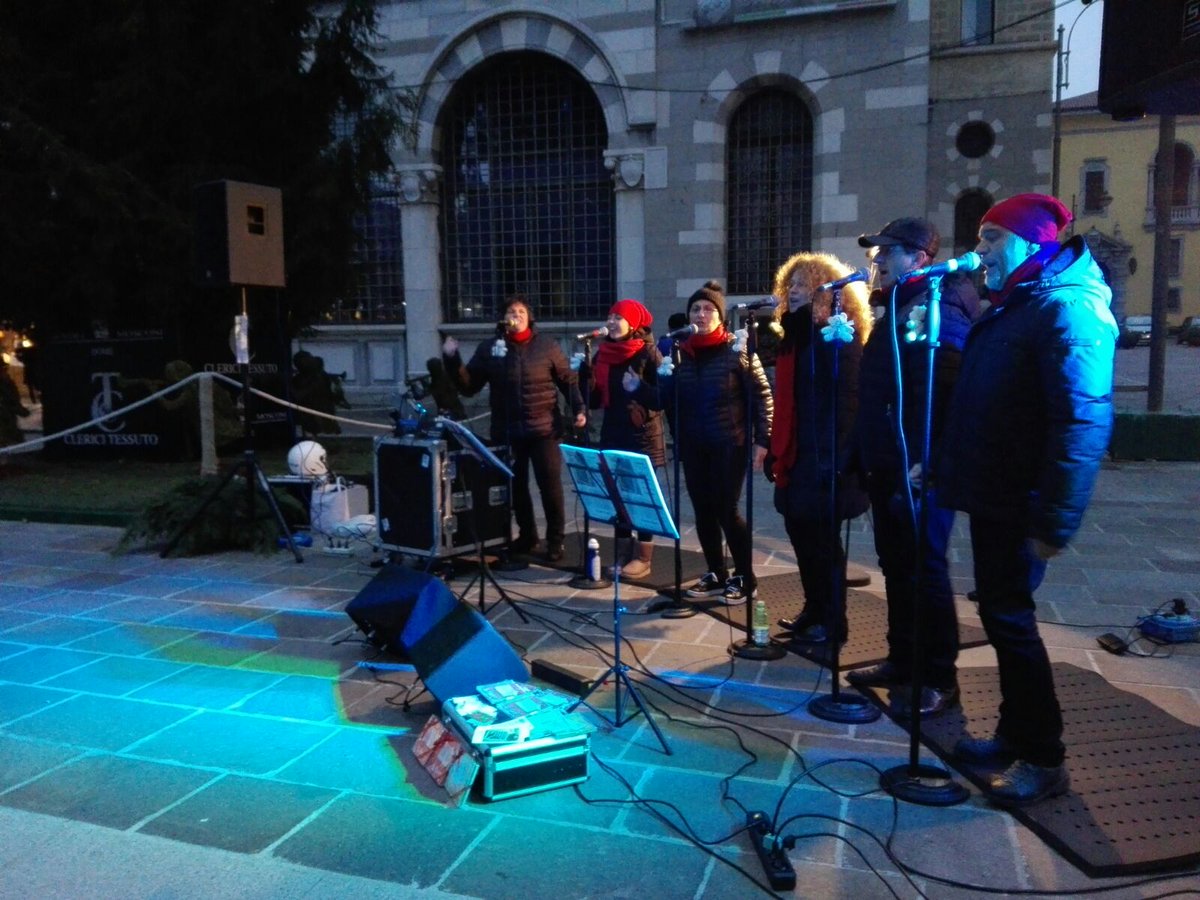CittaBalocchi's tweet photo. Il coro #CodiceVoce 🎵 continua a deliziarci ogni anno! 🎙Tra poco, h. 17 > accensione proiezioni: @TeatroSociale + Porta Torre + Piazza Verdi https://t.co/SD8Y1fv9Yw