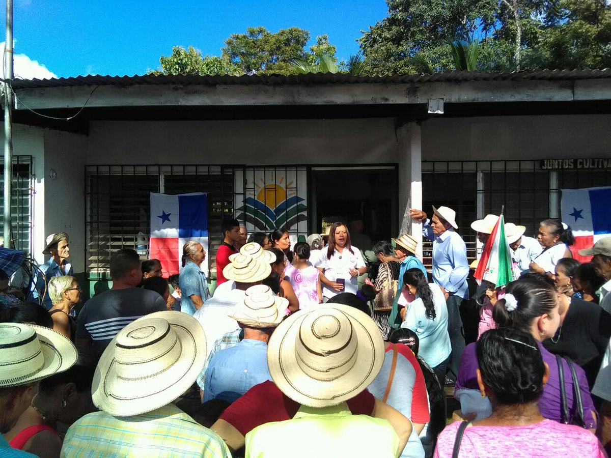 EnLComunidad's tweet photo. Directora de #MIDESVeraguas @GLORIACAMANO supervisa y capacita en pagos de difícil acceso de 120 a los 65 #Ponuga @JC_Varela @AlcibiadesVV https://t.co/1MJksiiC8s