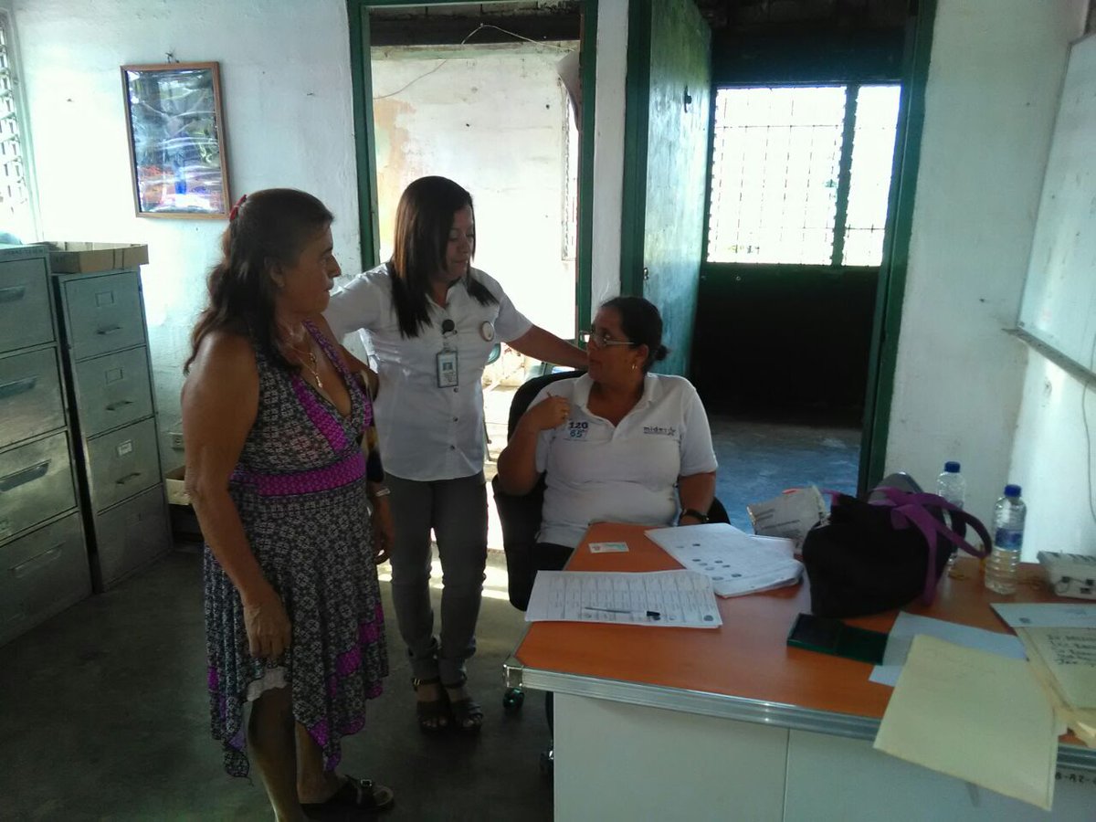 EnLComunidad's tweet photo. Directora de #MIDESVeraguas @GLORIACAMANO supervisa y capacita en pagos de difícil acceso de 120 a los 65 #Ponuga @JC_Varela @AlcibiadesVV https://t.co/1MJksiiC8s