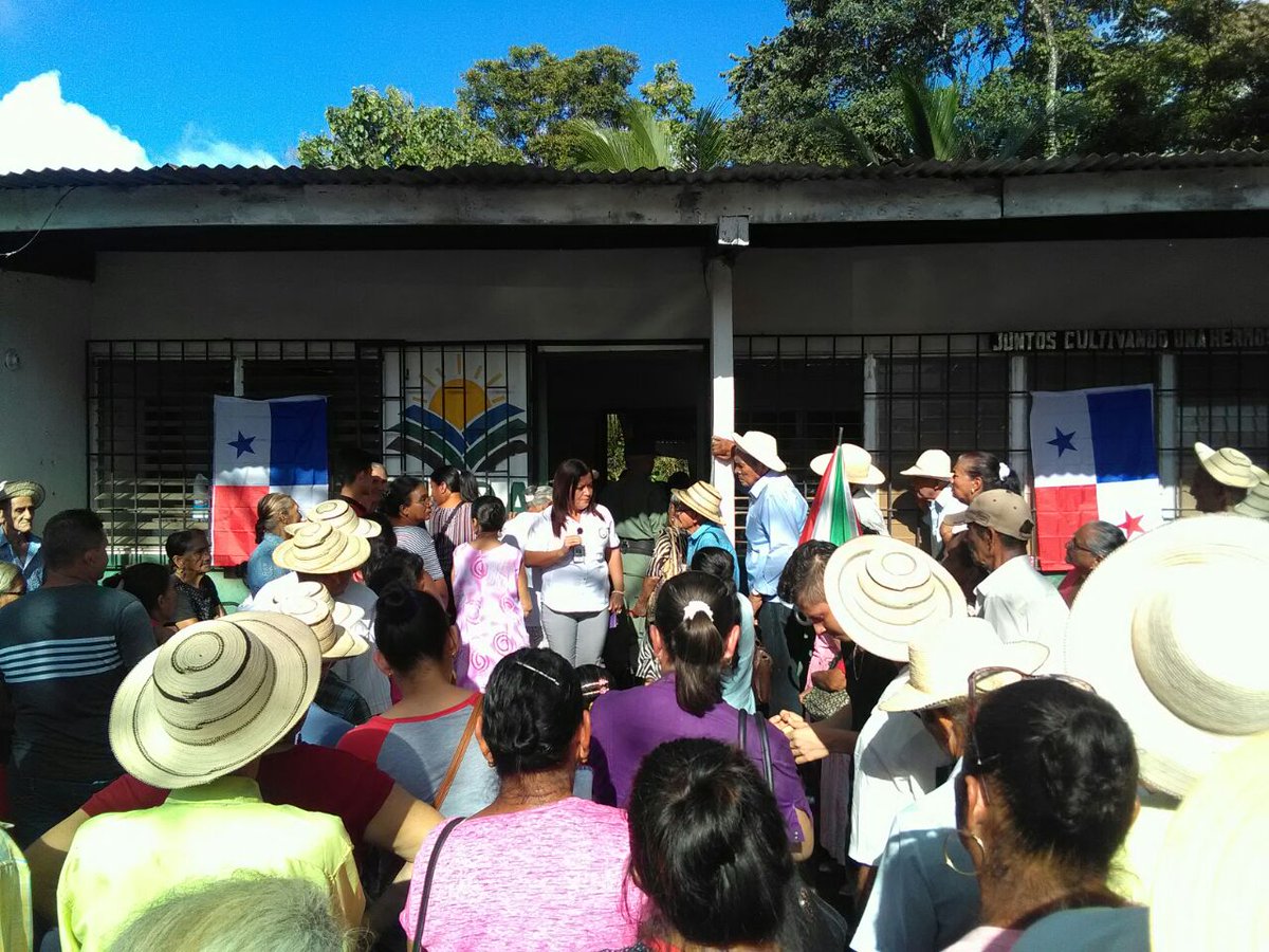 EnLComunidad's tweet photo. Directora de #MIDESVeraguas @GLORIACAMANO supervisa y capacita en pagos de difícil acceso de 120 a los 65 #Ponuga @JC_Varela @AlcibiadesVV https://t.co/1MJksiiC8s