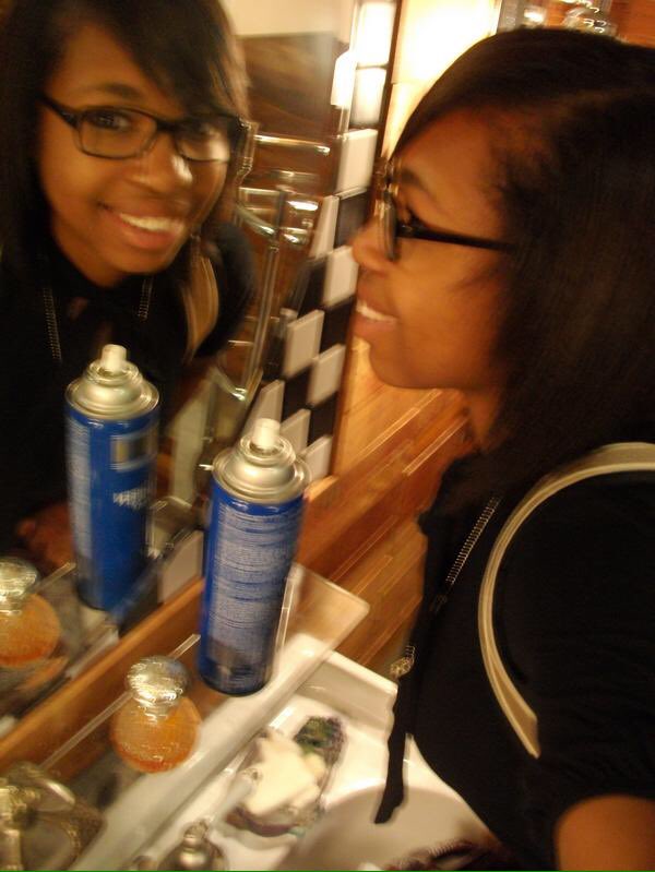 Maureeshia's tweet photo. Why did 16 yo me take pics with mirrors like this? 🙈 #myspacethrowback https://t.co/LZdKQGoz75