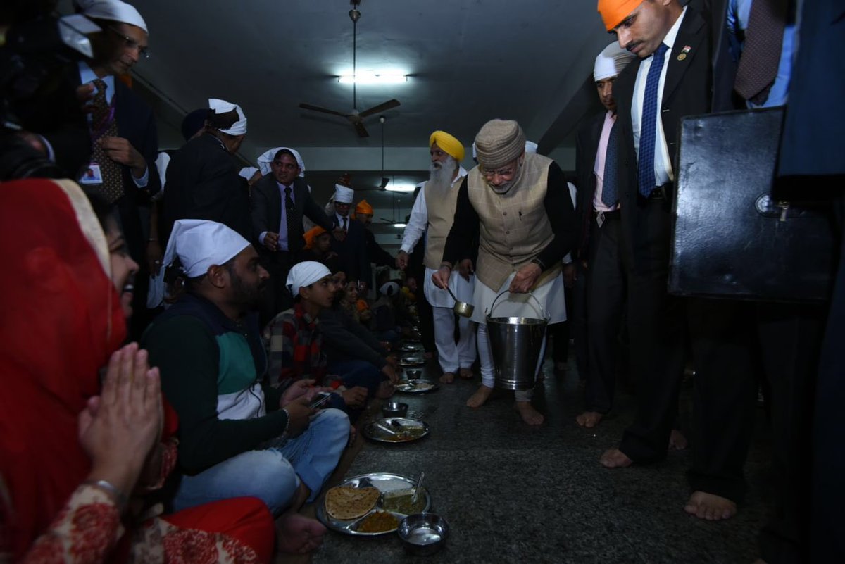 narendramodi's tweet image. Served &apos;Langar&apos; at the Golden Temple.