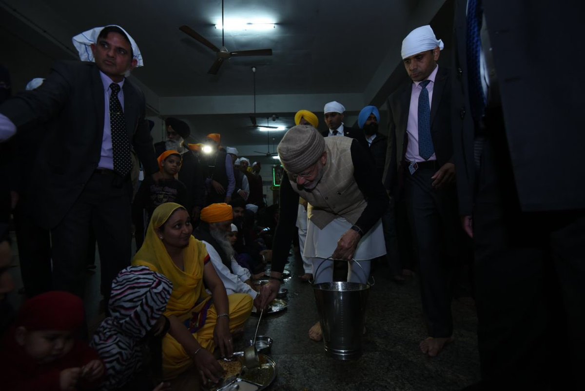 narendramodi's tweet image. Served &apos;Langar&apos; at the Golden Temple.