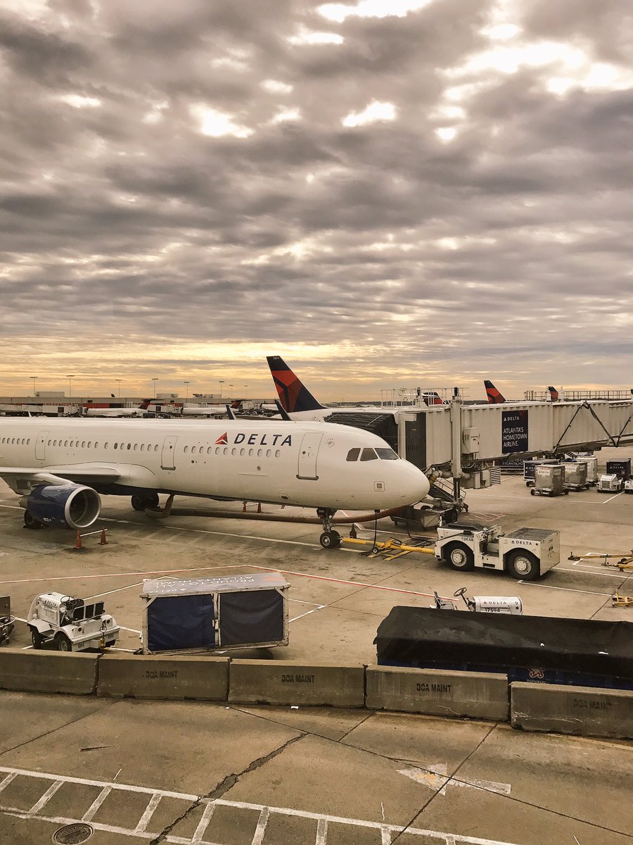 Flying @Delta - early morning. #Travel #TravelSkills #DeltaDiaries #Sunrise 🌤