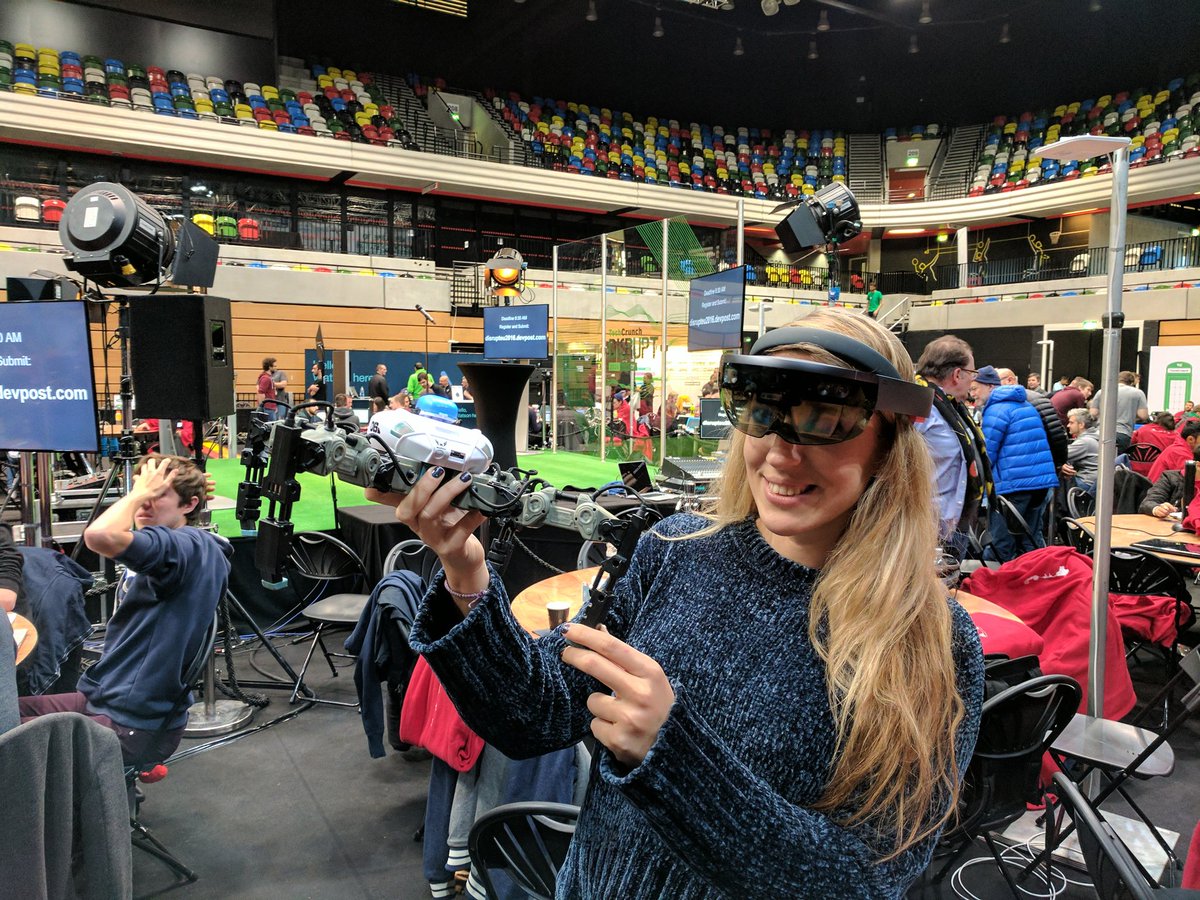 marilynika's tweet image. 800 people, 2 MCs, 100+ amazing ideas, robots, assistants, hololens #HackDisrupt @TechCrunch