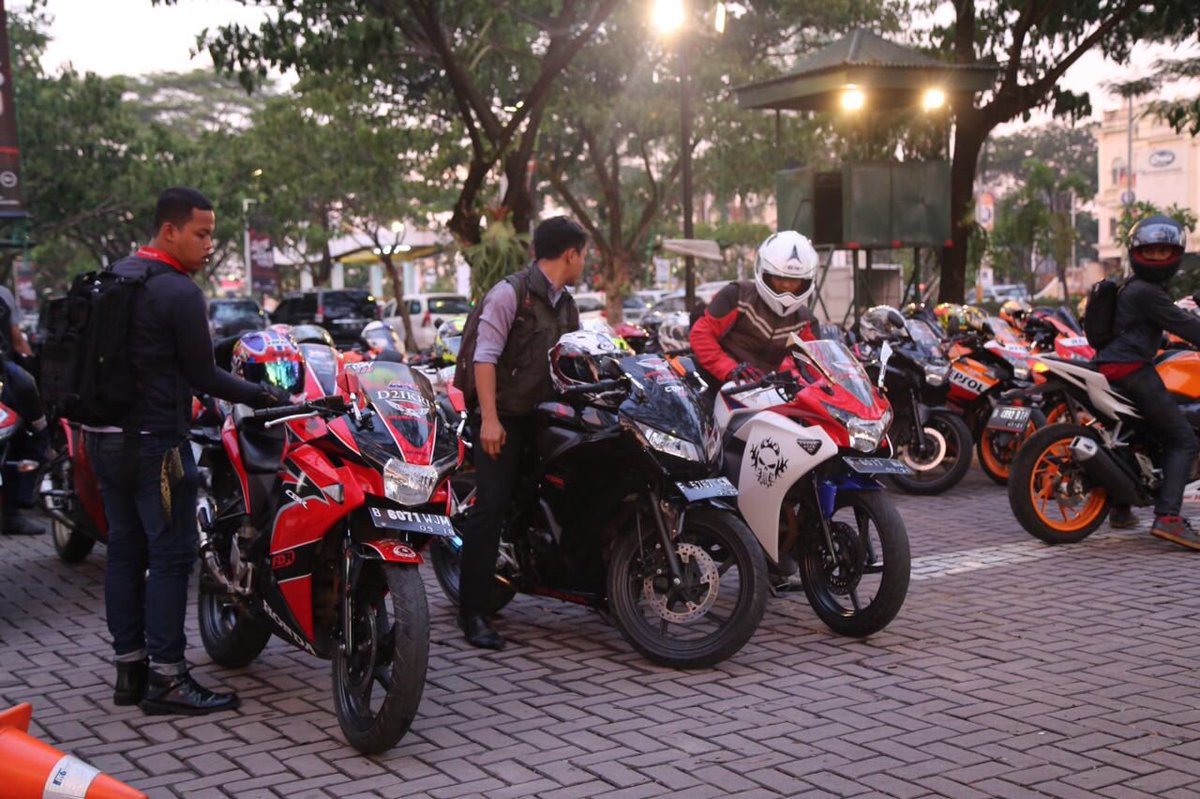 WahanaHonda's tweet photo. Makin malem makin rame nih Brosis. Kapan lagi bisa test ride All New CBR250RR di Mal! #CBR250RRTGR https://t.co/rMYkJRgKVi