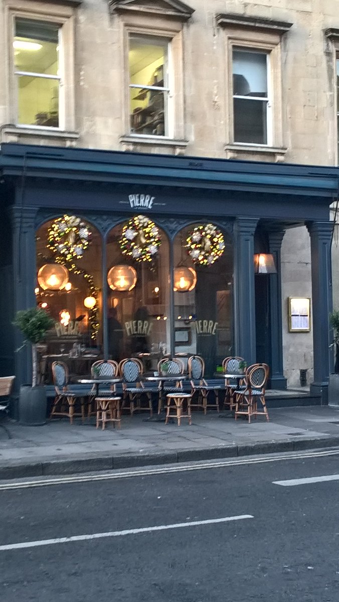 @LeBistrotPierre Bath outlet looking particularly festive#zinctables#marbletables