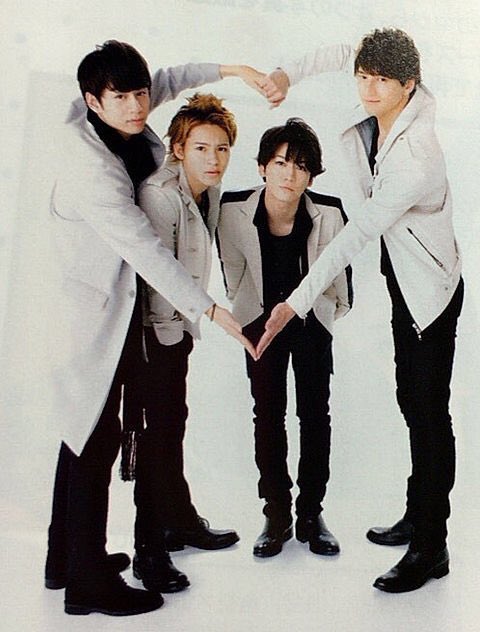 shiepoyo's tweet photo. ハート作ってるだけでもかわいいのに  そこから顔を出してて。。。それに田口くんが中丸の手を握ってるのに萌えるし、ロバ丸相変わらず近いし、亀の首の角度あざといし、もうかわいいが大渋滞🙌🏻�� https://t.co/isDGvnNRIM