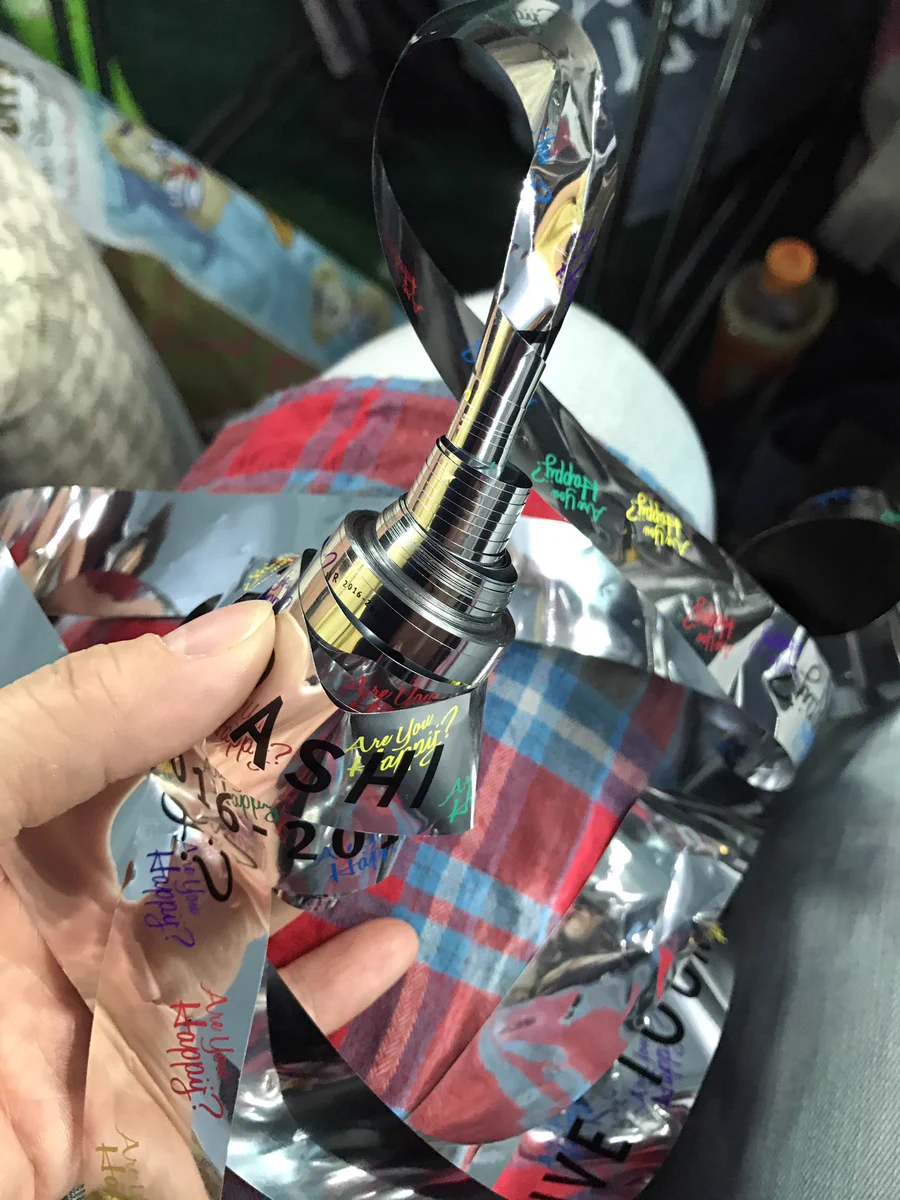 可哀想！嵐の銀テープが開かず飛んできて痛いし譲ってくれリプくるし二重で災難！！！