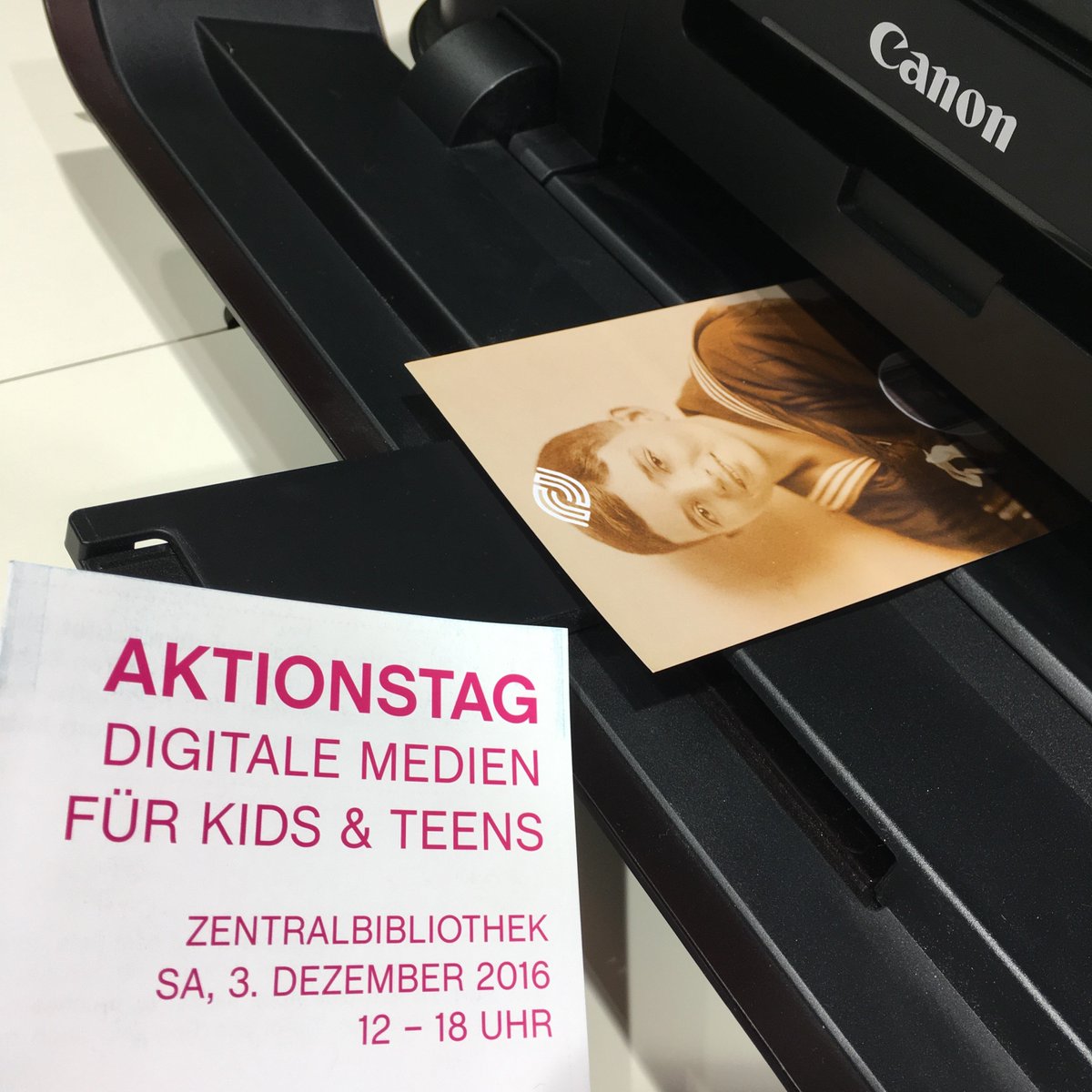 Frisch aus dem Druck! Besuche uns heute bis 18 Uhr in der #Zentralbibliothek und nehme Deinen persönlichen #Zeitblick mit. @Buecherhallen