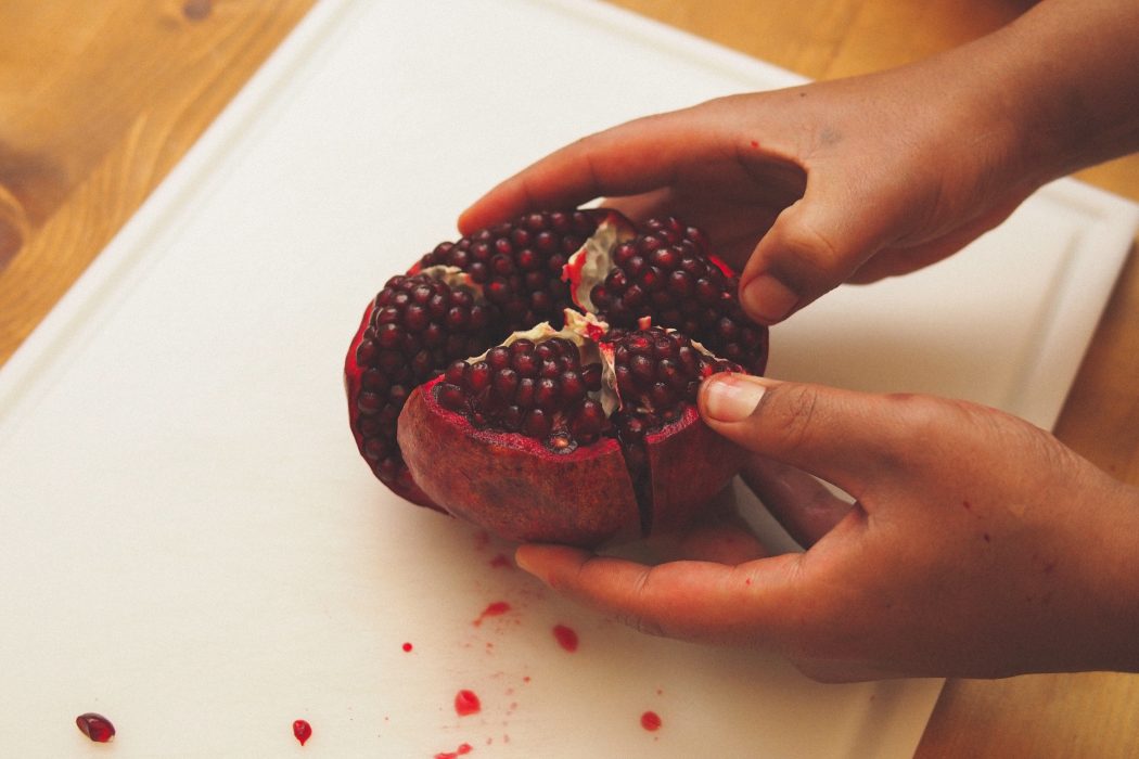 Het rode spetterseizoen is geopend! Hoe ontpit je nou een granaatappel? goo.gl/BPd2fh