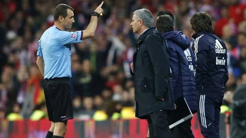 Carlos Clos Gomez (wasit favorit FCB) adalah wasit yang akan memimpin laga El Clasico nanti malam.