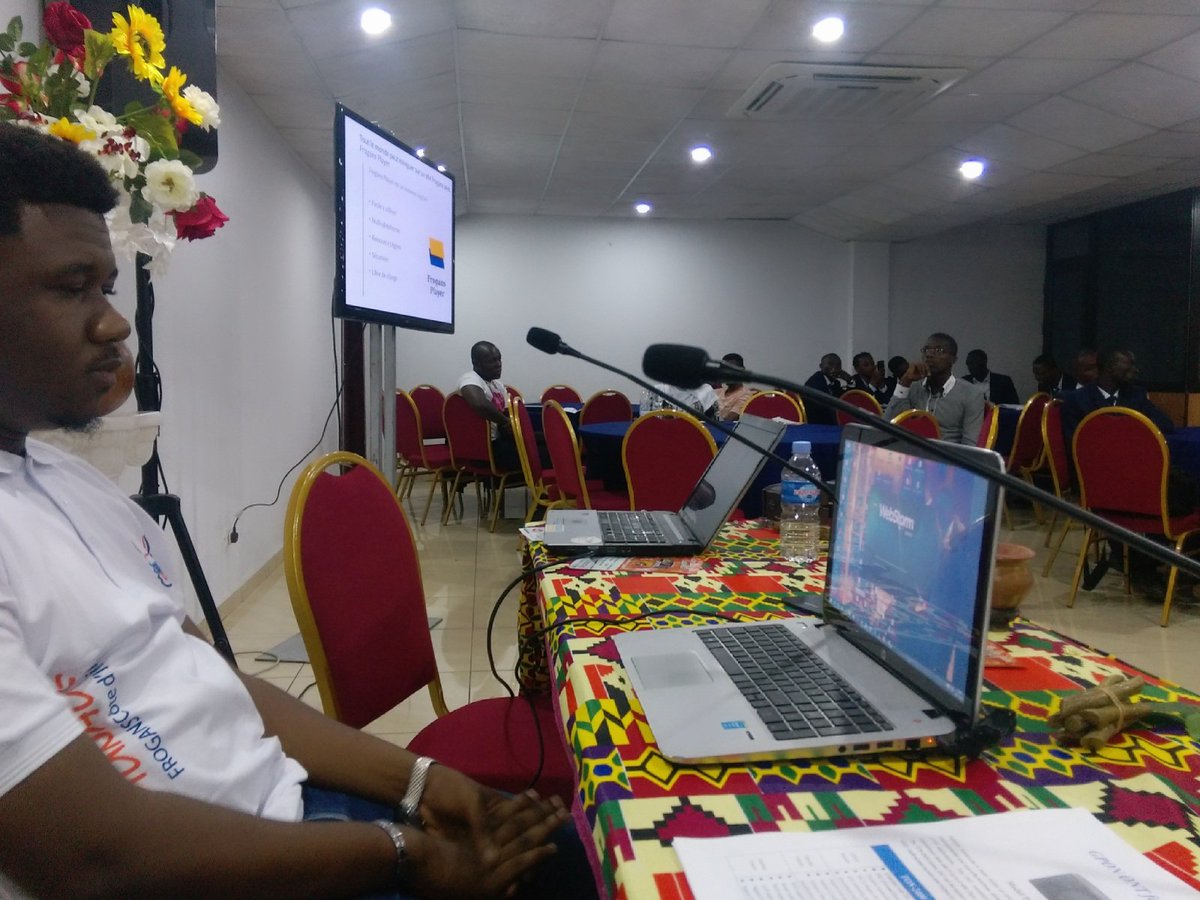 comfrogansci's tweet photo. Formation sur la technologie Frogans par la @comfrogansci  à @africawebfest 2016
#Awf2016 @dezye1693 @LABTIC_CI @OvillageCi https://t.co/NaUee2TFtD