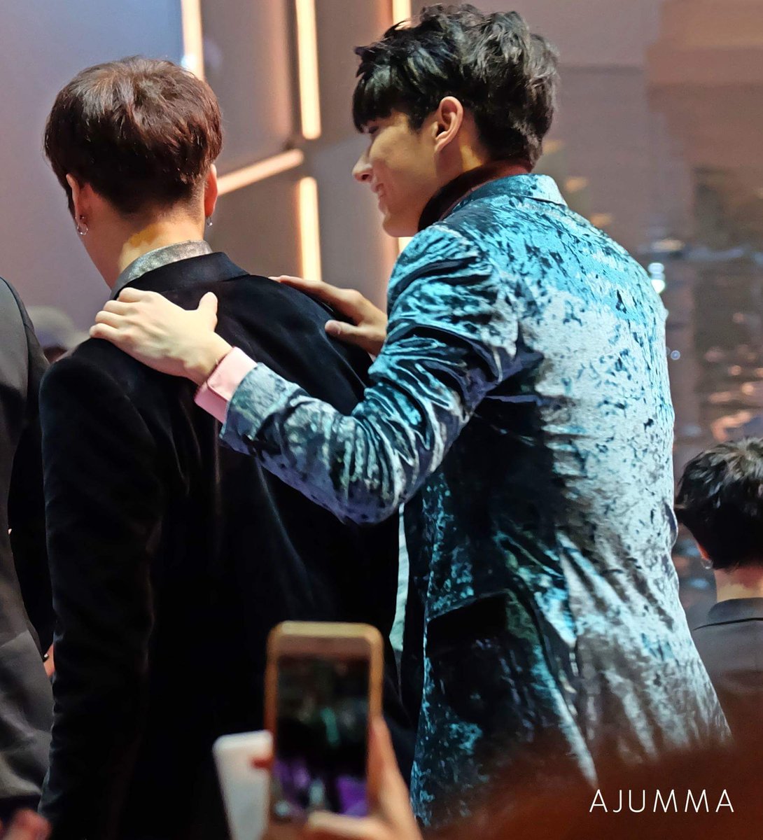 Meaw_walkerz's tweet photo. เก็บตกมาม่า มม.ต่างค่ายต่างวง #JackJun #GOT17 https://t.co/mxj9Re5H9b