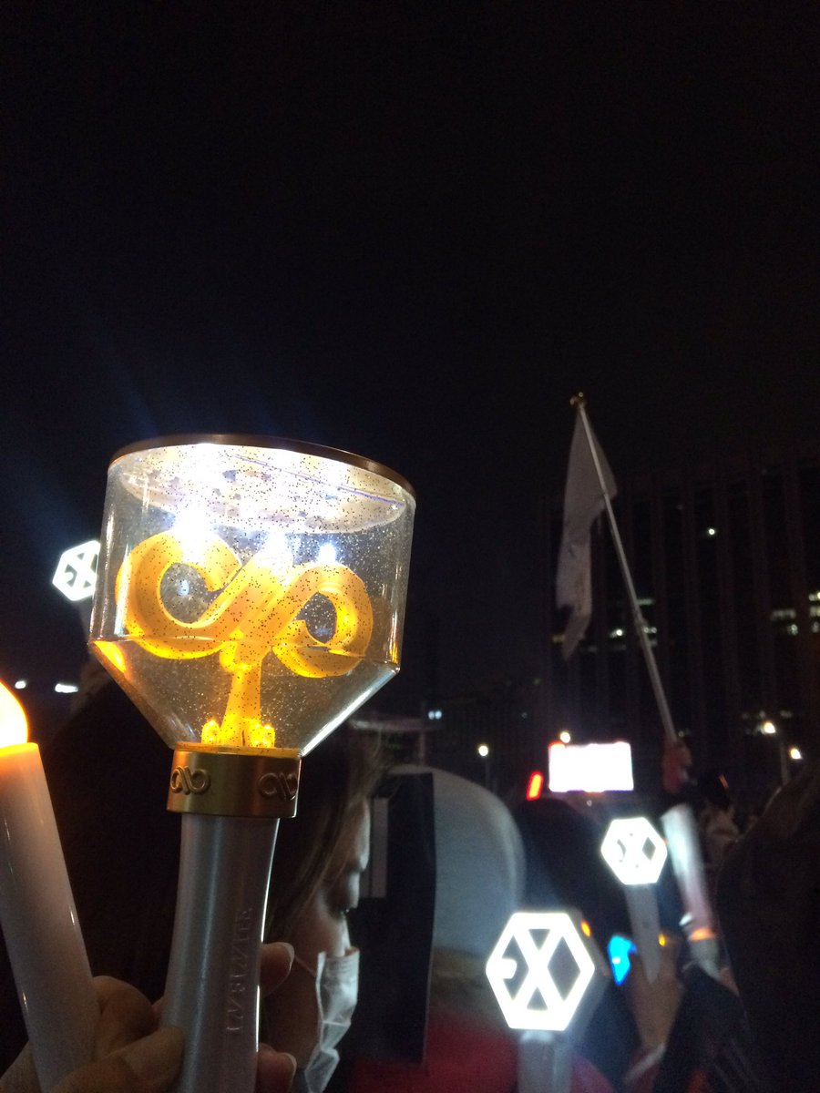 오늘자 광화문 아이돌 응원봉연대 | 인스티즈