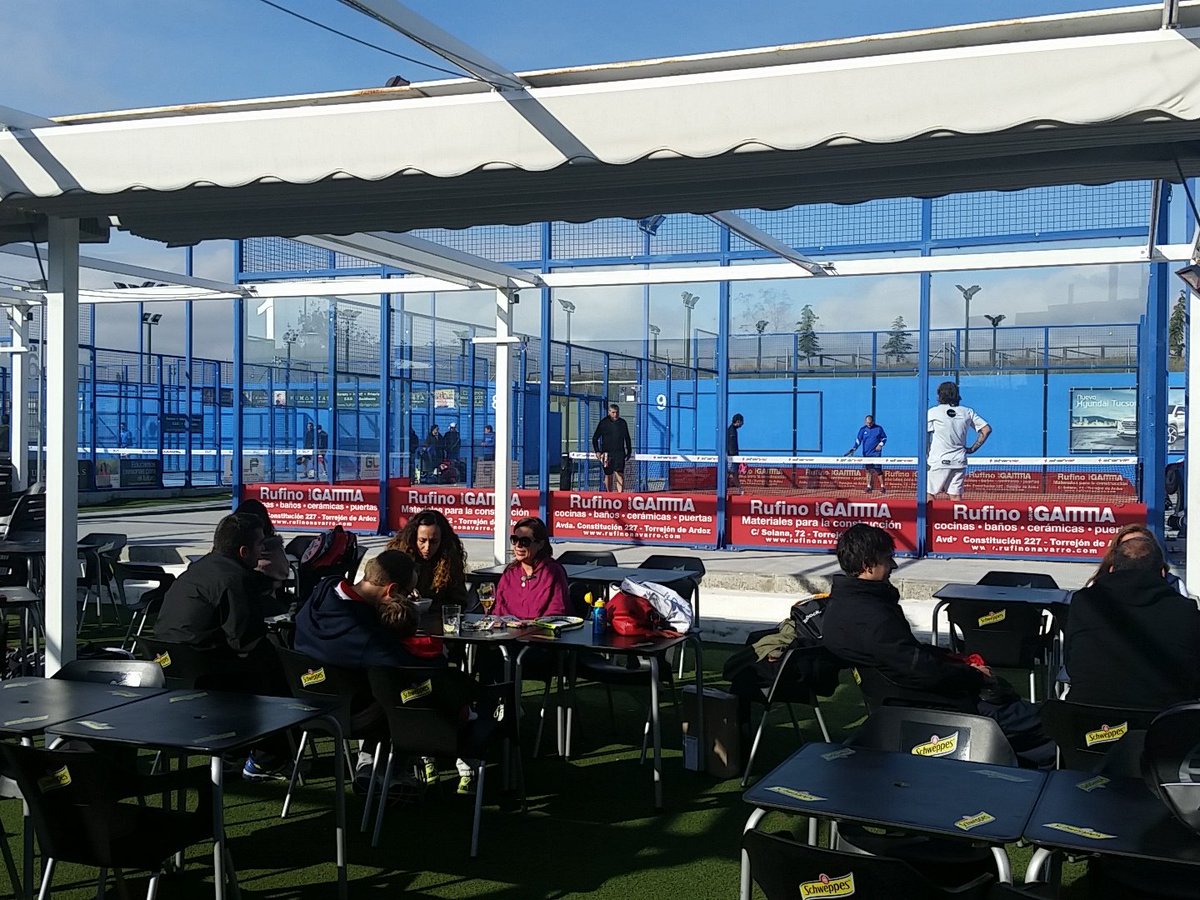 PadelSpain's tweet photo. Estamos en la presentación de la #GLPadel en @SotoTorrejon. Mucho ambiente en este circuito que promete emociones https://t.co/oihZGqVeLX