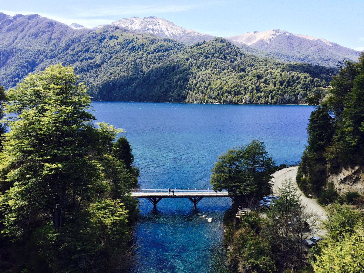 #BuenSabado Te deseamos con esta postal del Lago y Río Correntoso! RT si te gustaría estar ahí en este momento! #NeuquenEsTuDestino!