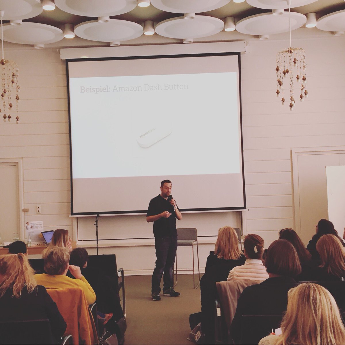 hannoverimpuls's tweet photo. Björn Dorra spricht zur Zukunft von #ECommerce beim #uko2016 @versacommerce #unternehmerinnenkongress #godigital #digitalisierung https://t.co/N89L2tfpL7