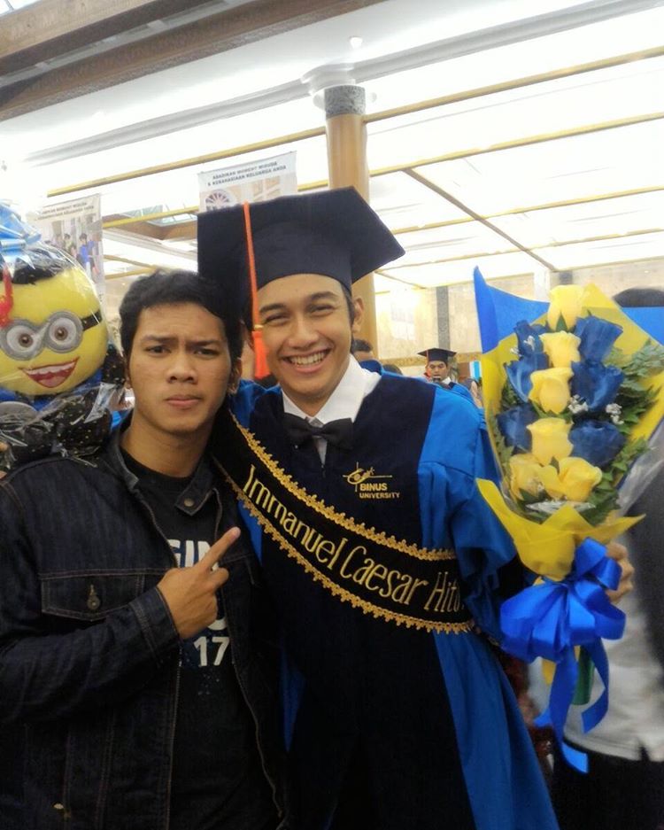 Mas Bro udah Wisuda aja ,,,, 
Tahun lagi  Gue nyusul lo 😂😂
