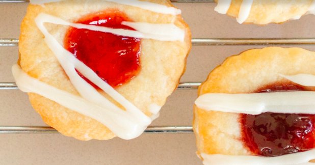 MrsRubyTips's tweet image. Mix up these thumbprint cookies by filling them with jam or Nutella! ow.ly/ViMXJ