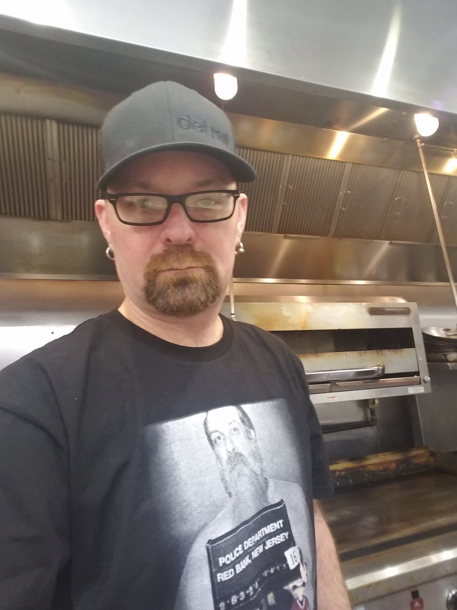Runic1215's tweet photo. @tellemstevedave Early mornings made easier by my new work shirt.
#chefpig https://t.co/WsUuEEQAp7