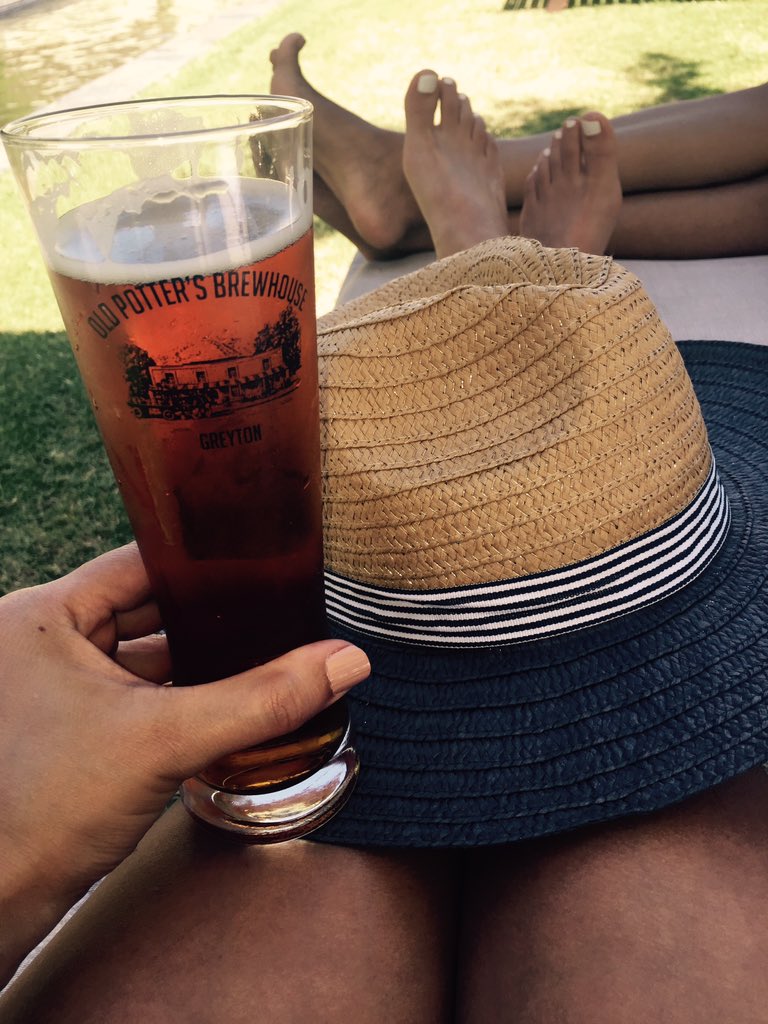TMMCapeTown's tweet image. Vakansie voetjies &amp;amp; my new favourite beer @OldPottersInn #amberbeer #greyton #happyplace