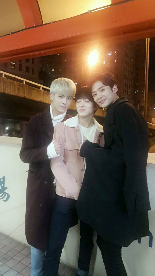 SF9official's tweet photo. 로운이형 태양이형이랑 함께 놀러 나왔는데 굉장히 신기한 것들도 많고 도시 풍경이 너무이뻐서 풍경 속에 스며들어 사진 한번 찍어 봤습니다 😇😇 https://t.co/MhIdYlFnuy