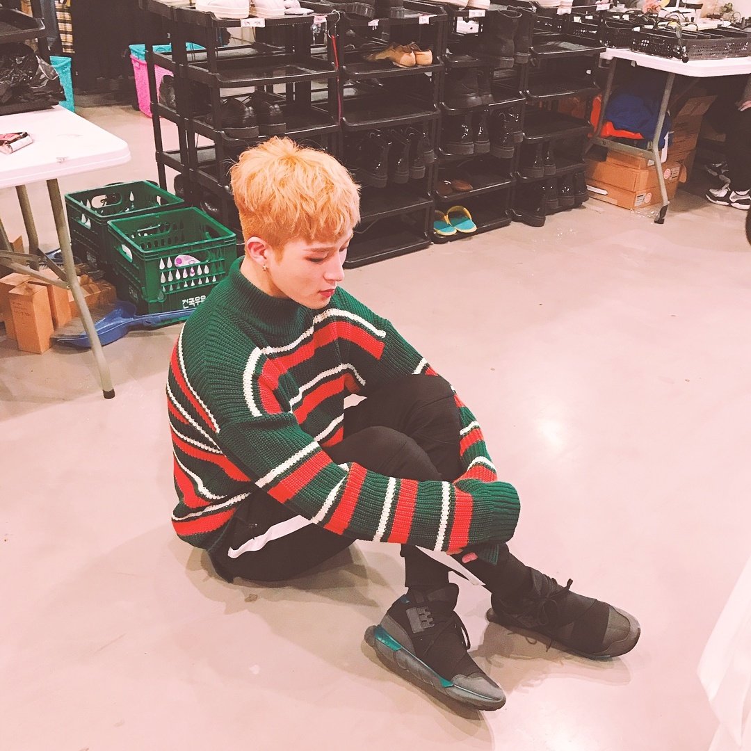 Official_SKYE_'s tweet photo. [소년24 LIVE_인표's log]
이인표라 말하고 크리스마스 트리라 쓴다.
빨강과 초록, 그리고 머리색으로 표현한 "별" 장식 🙊🎄⭐️
그럼 꾸르주말보내세요.💒
#소년24 #BOYS24 #인표 https://t.co/5cP4PFI6bL