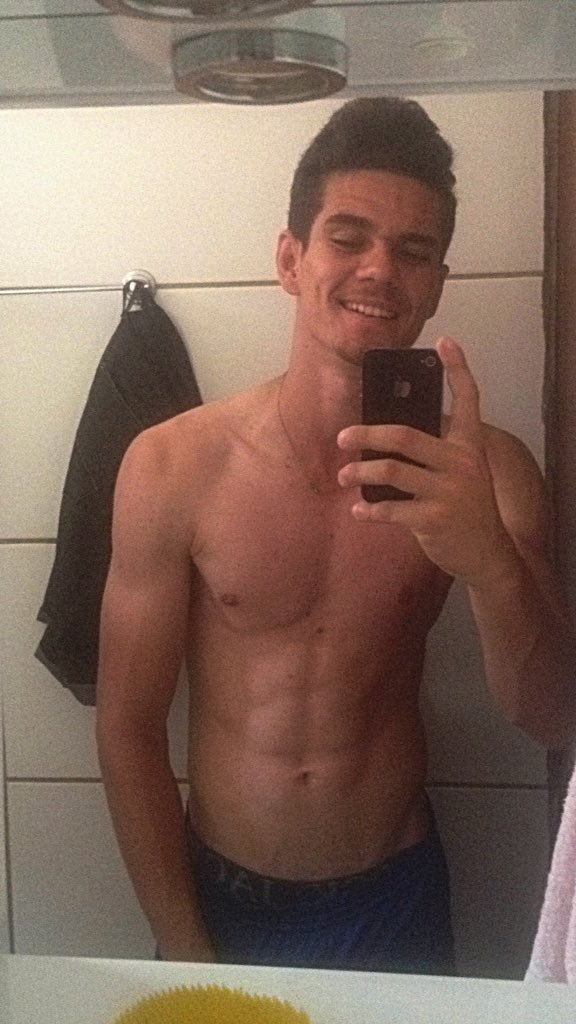 GuuhLinhares's tweet photo. Booom dia olhando assim nem dá pra ver ralados kkk https://t.co/TBh6CFaFcr