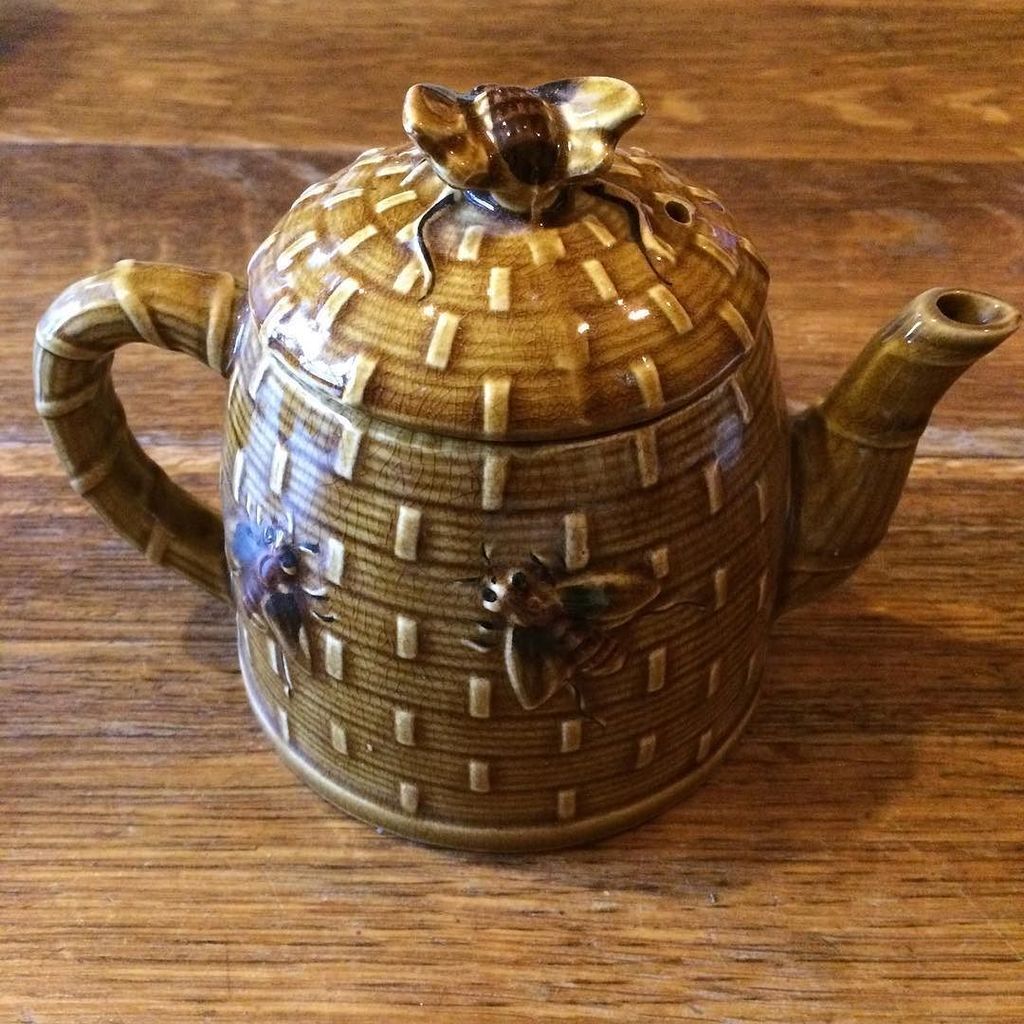 e_cooper_wood's tweet photo. Bee teapot #bees #teapot #woodentable #teatime #saturday #oldobjects #beekeeping #honey #t… https://t.co/hH6YhV79BE https://t.co/mLlIpn2aPD