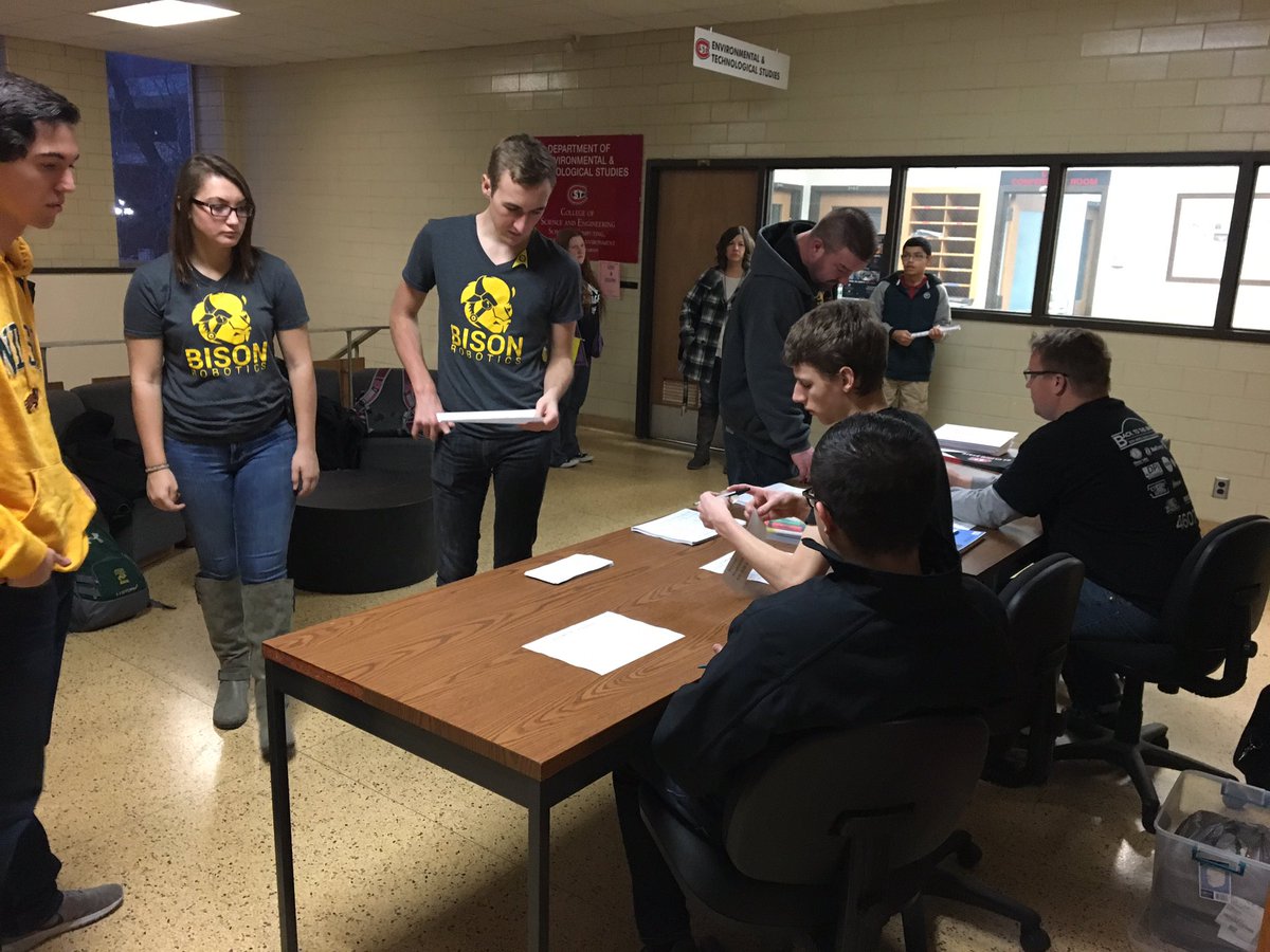 maggiemaine31's tweet photo. It's happening! #Jumpstart2016 #omgrobots https://t.co/XrV9BXFgkn