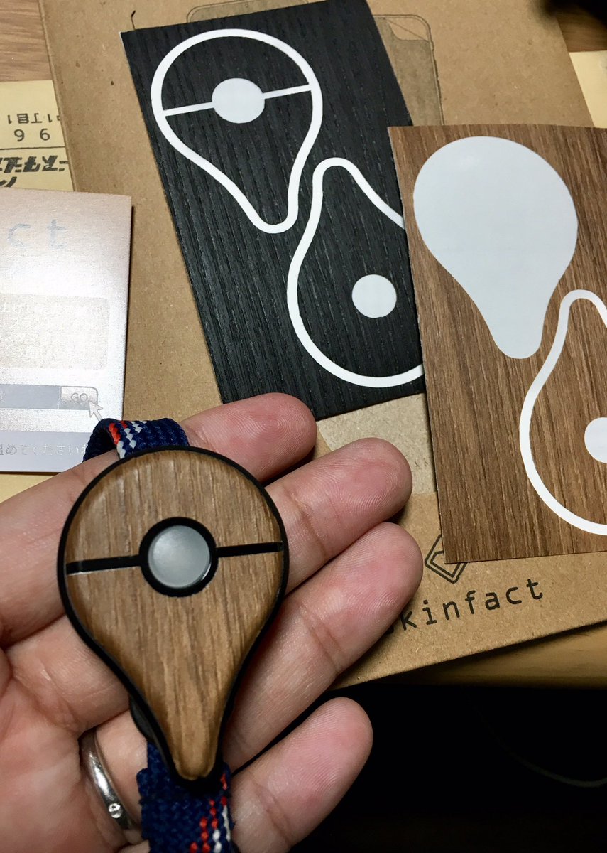 横山 ぐぐ ポケモンgoプラスのスキンシール買った 1枚買えば2個分ついて来たので2枚買う必要なかった とりあえずドライヤー当てたらピターってくっつきました