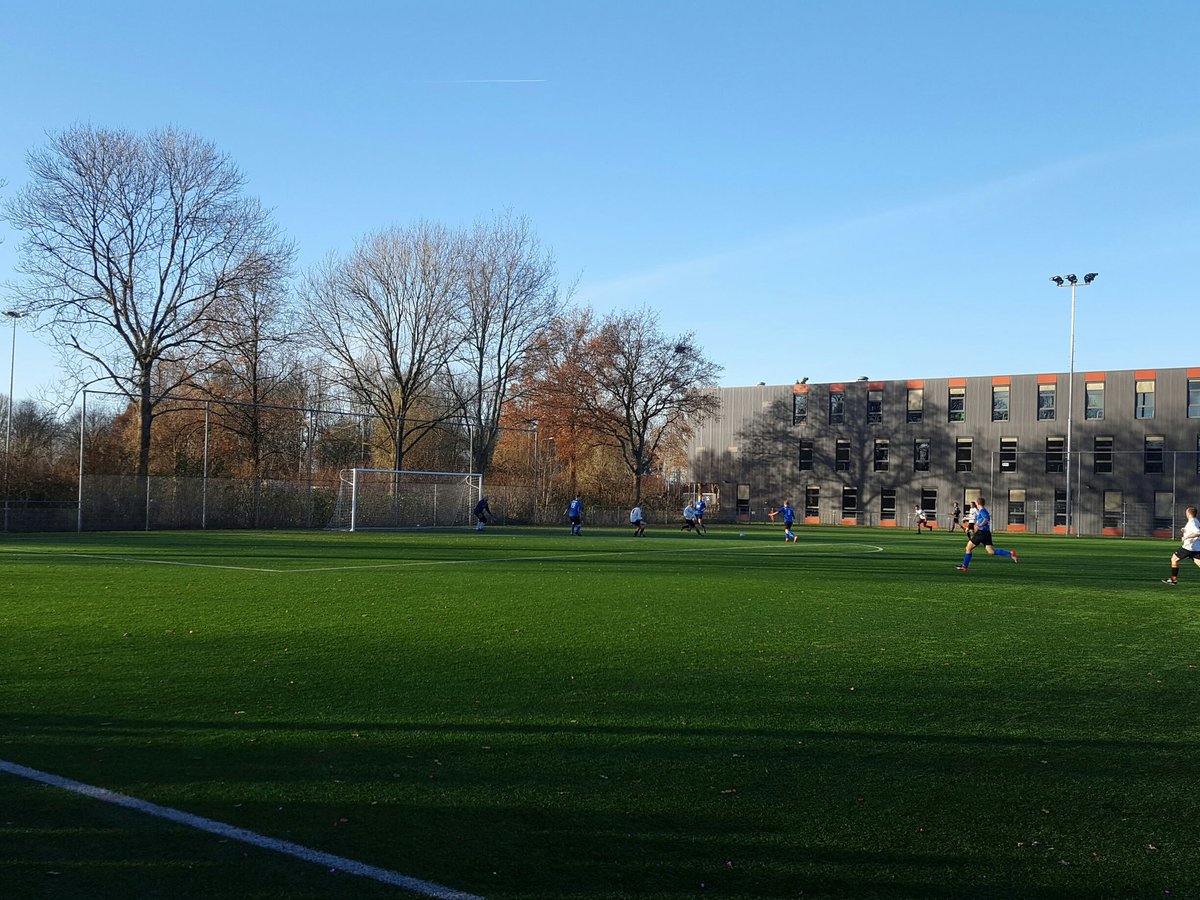 TKBzes's tweet photo. Eerste kansen zijn een feit. 1-0 had er wel in gemogen. #herman #tkbbeq https://t.co/HQs0qffTbx