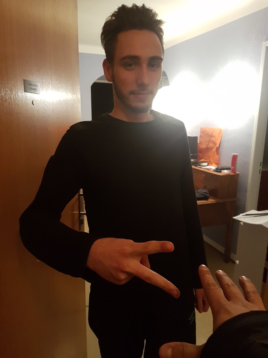 StrasbourgSushi's tweet photo. Léo de #Strasbourg #Robertsau a découpé la feuille et gagne un sushi offert ! #minikif https://t.co/fUUUvbk4hB https://t.co/yn5ZD5htrR