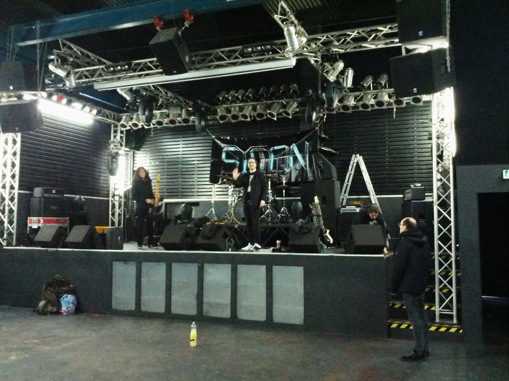 KaeinPlay's tweet image. Aufbau läuft. Lars winkt. Alles wie immer! &amp;lt;3 #rudelrodeo #sycon