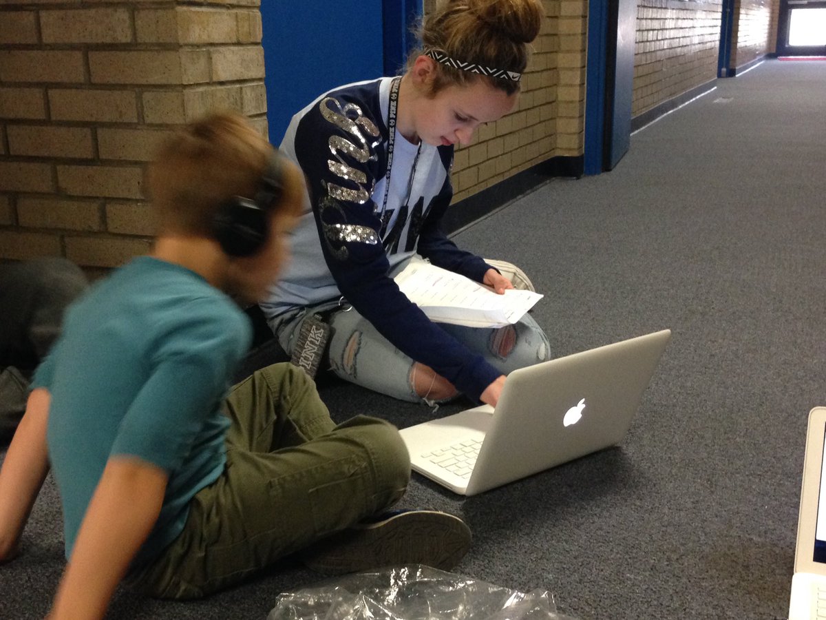 LadyFalconBB's tweet image. One of the 8th grade basketball players volunteering at DHE yesterday! @DNMSFalcons #teamactivityday #goodrolemodel