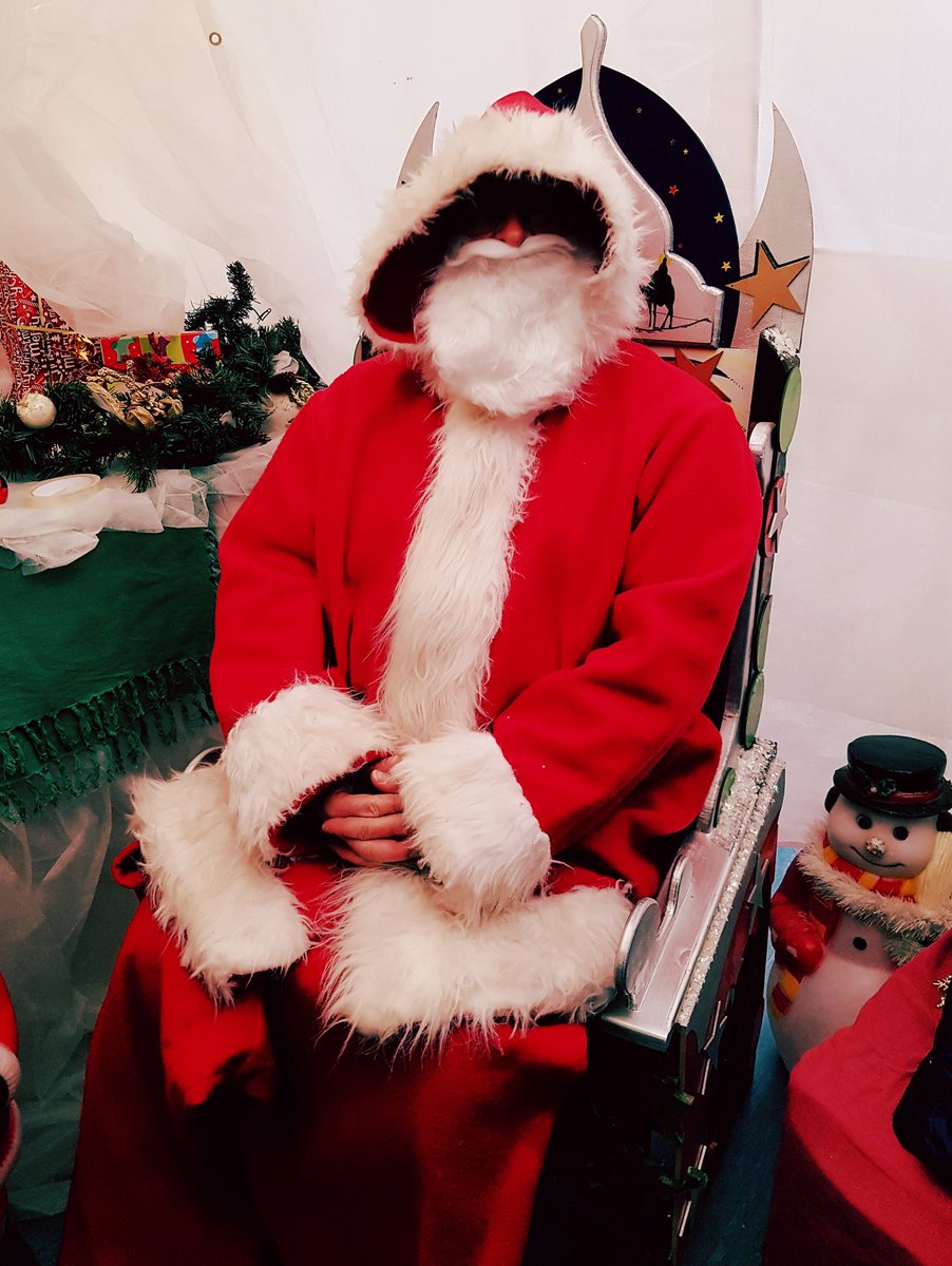 .<a href="/fyitalgarth/">FYITalgarth</a> <a href="/BnRExpress/">Brecon & Radnor Express</a>: Santa takes a break earlier at #TalgarthChristmasMarket. I understand he &amp; the Elves return to the Grotto at 2pm🎅