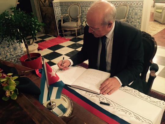 CubaMINREX's tweet photo. Canciller de #Portugal firma el libro de condolencias por la muerte de Fidel Castro https://t.co/rrsCzLEytv https://t.co/tPl8HzTlQx