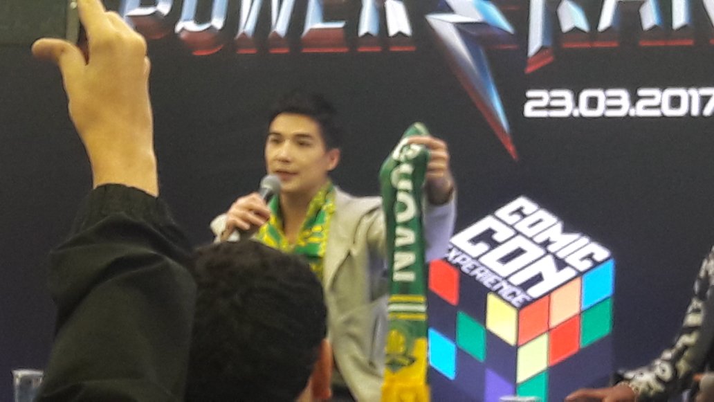 revistagalileu's tweet image. Ludi Lin, o ranger preto, trouxe uma lembrança de Pequim das mesmas cores do Chapecoense em solidariedade à tragédia. #CCXP2016