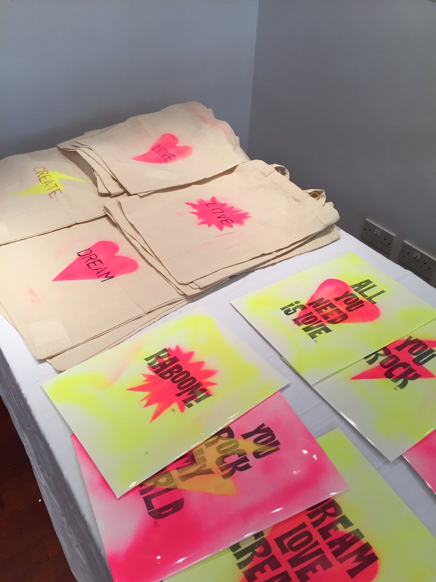 DreamLov3Create's tweet image. Only a couple of hours left at Ely court @Royal_Shopper @rtwtogether  supporting small businesses! Don't miss out! Cheap and cheerful art!