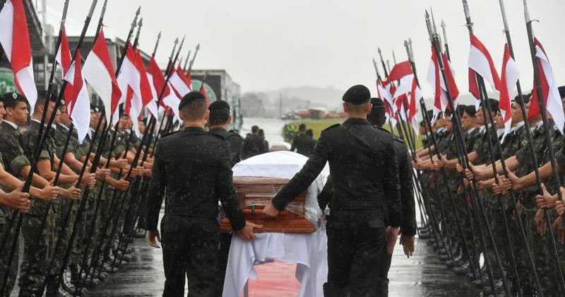 diarioonline's tweet image. Corpos de mortos em tragédia recebem homenagens em Chapecó bit.ly/2gkZpWR