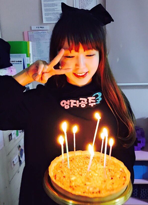 sidmoon82's tweet photo. 주문을 외웁니다
유진아 
너는 빛나고 있어
너속에 빛나고 있는 것을 나는 알아
언젠간 나를 알아봐줄 사람도 그걸 보게 될거야
그리고 내가 제일 많이 사랑해

12월은 그렇게 시작되었다 https://t.co/886am0ydNJ