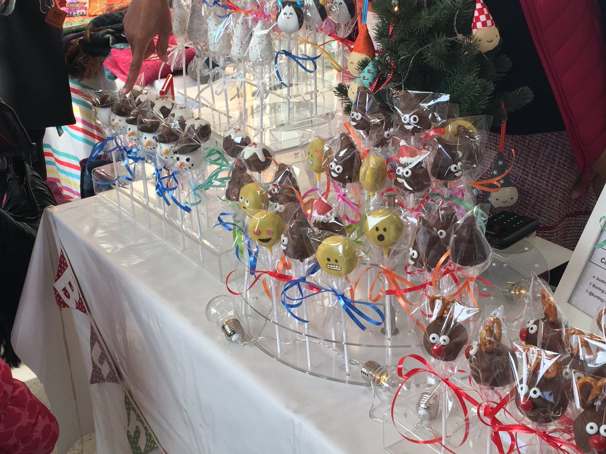 ElisaMartiAznar's tweet photo. Having lovely cake popsicle at the Christmas Fair in Horniman's  Museum. Come and try them before they're all gone! @BuntingAndPops https://t.co/RV6MLKcloO