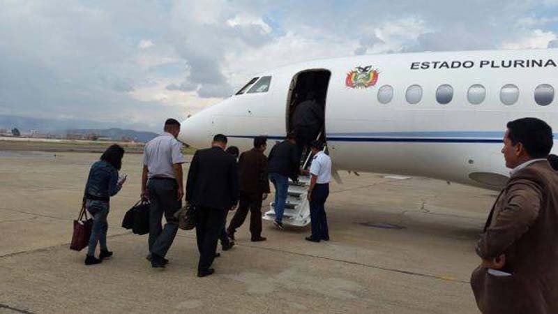Granma_Digital's tweet photo. El presidente de #Bolivia #EvoMorales partió desde la base aérea de Cochabamba a #SantiagodeCuba, donde rendirá tributo a #FidelCastro https://t.co/f5DEbHhwzg
